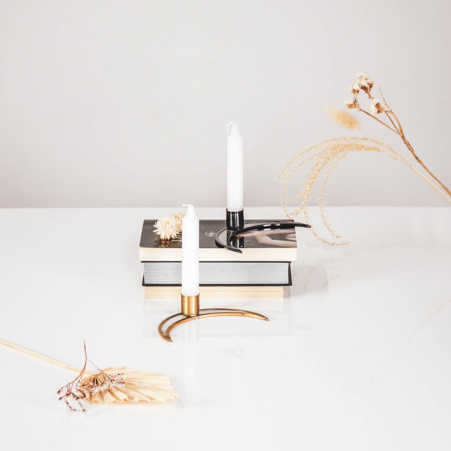 Halve maan kandelaar in messing/glas goud