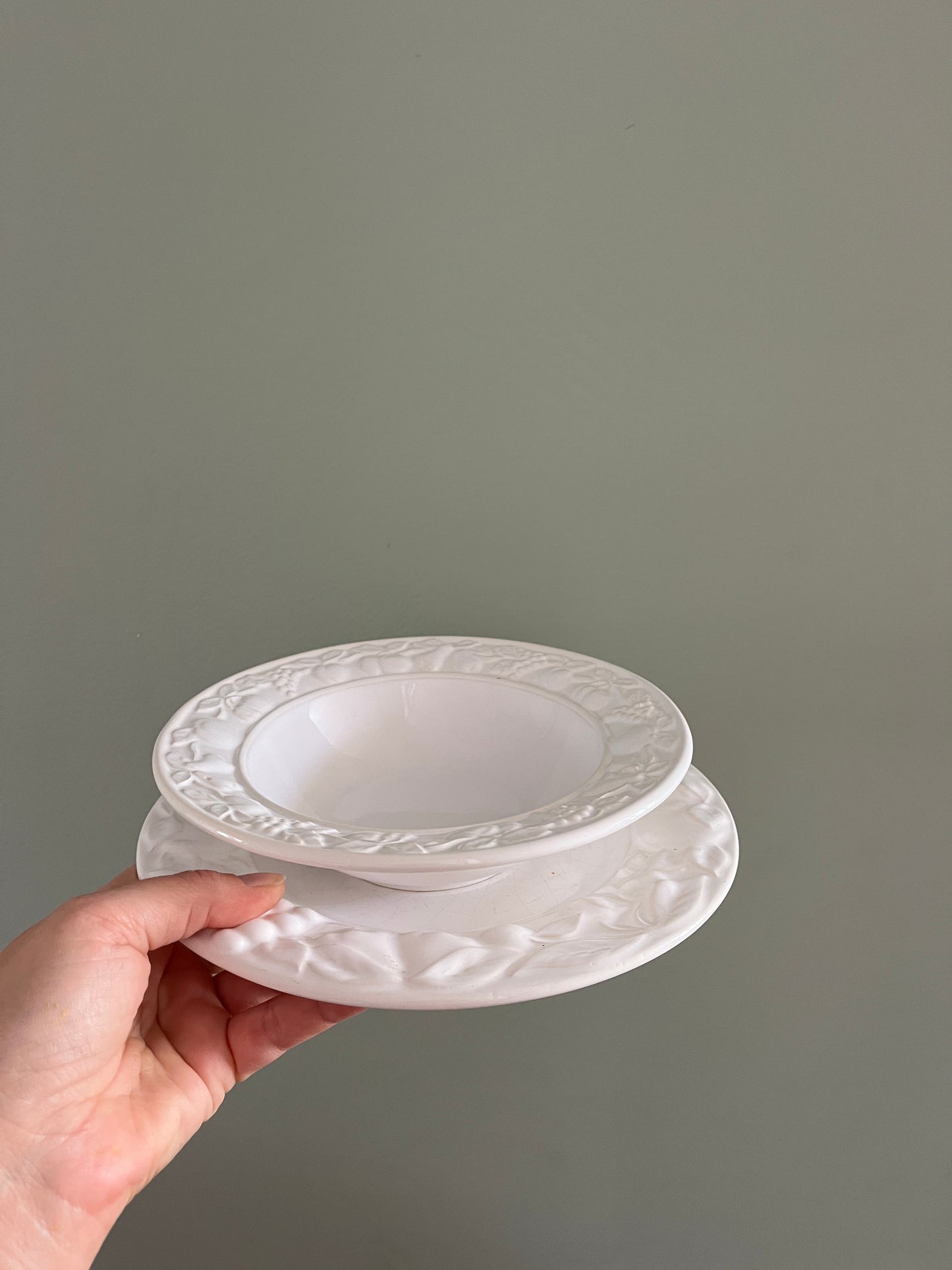 Vintage kom en bord– wit keramiek met prachtig fruit reliëf