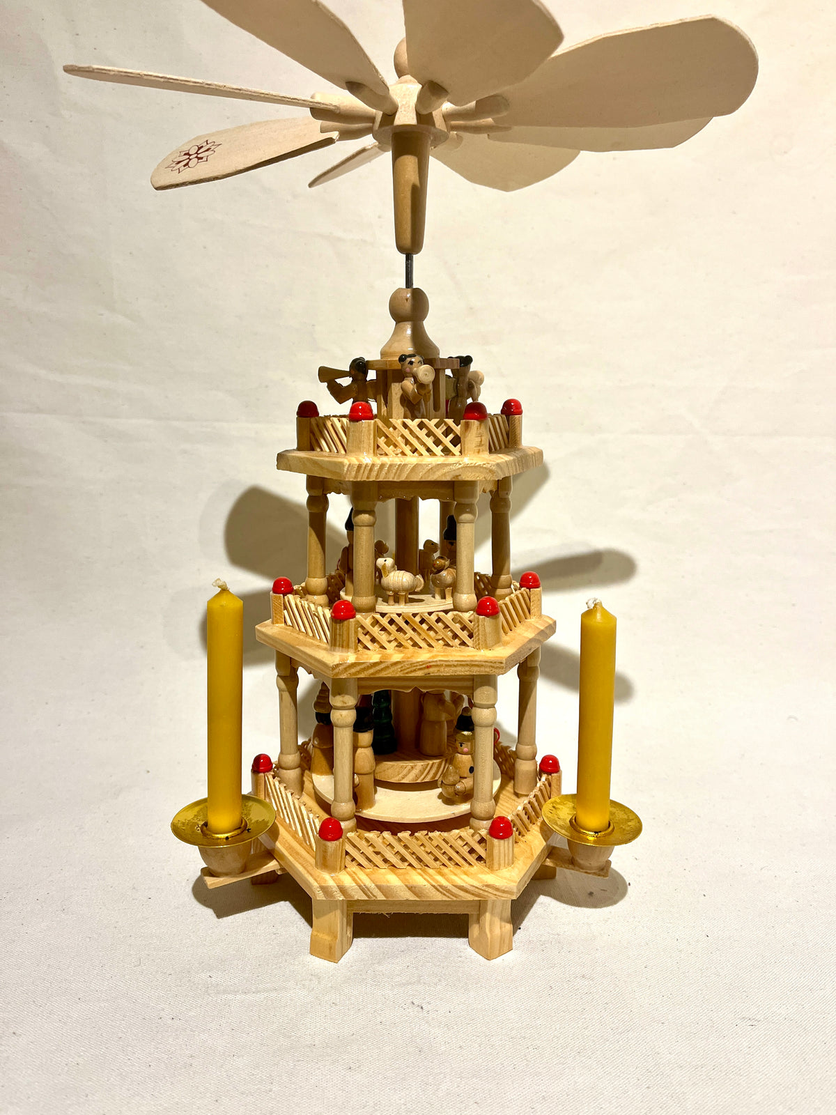 Houten driestaps kerstpiramide
