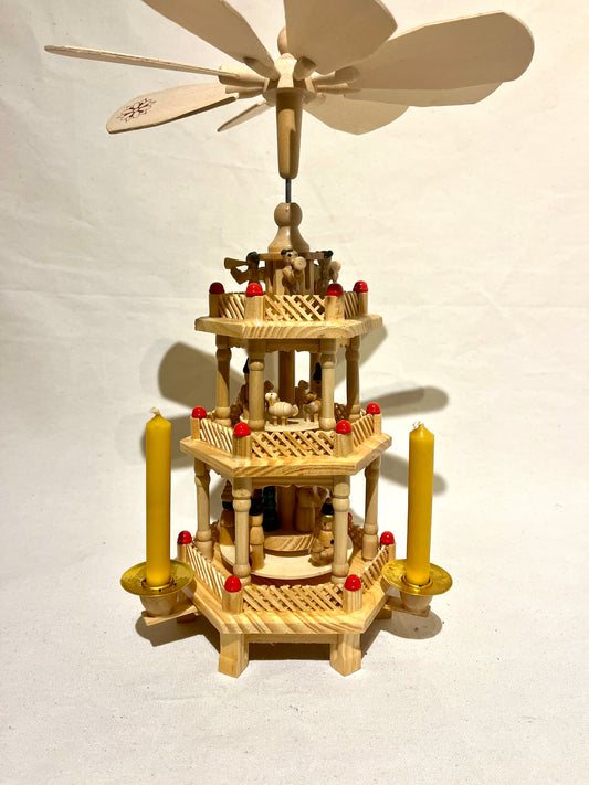 Houten driestaps kerstpiramide