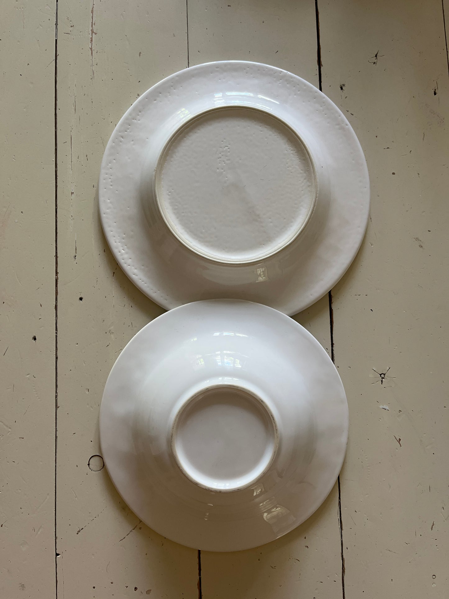 Vintage kom en bord– wit keramiek met prachtig fruit reliëf