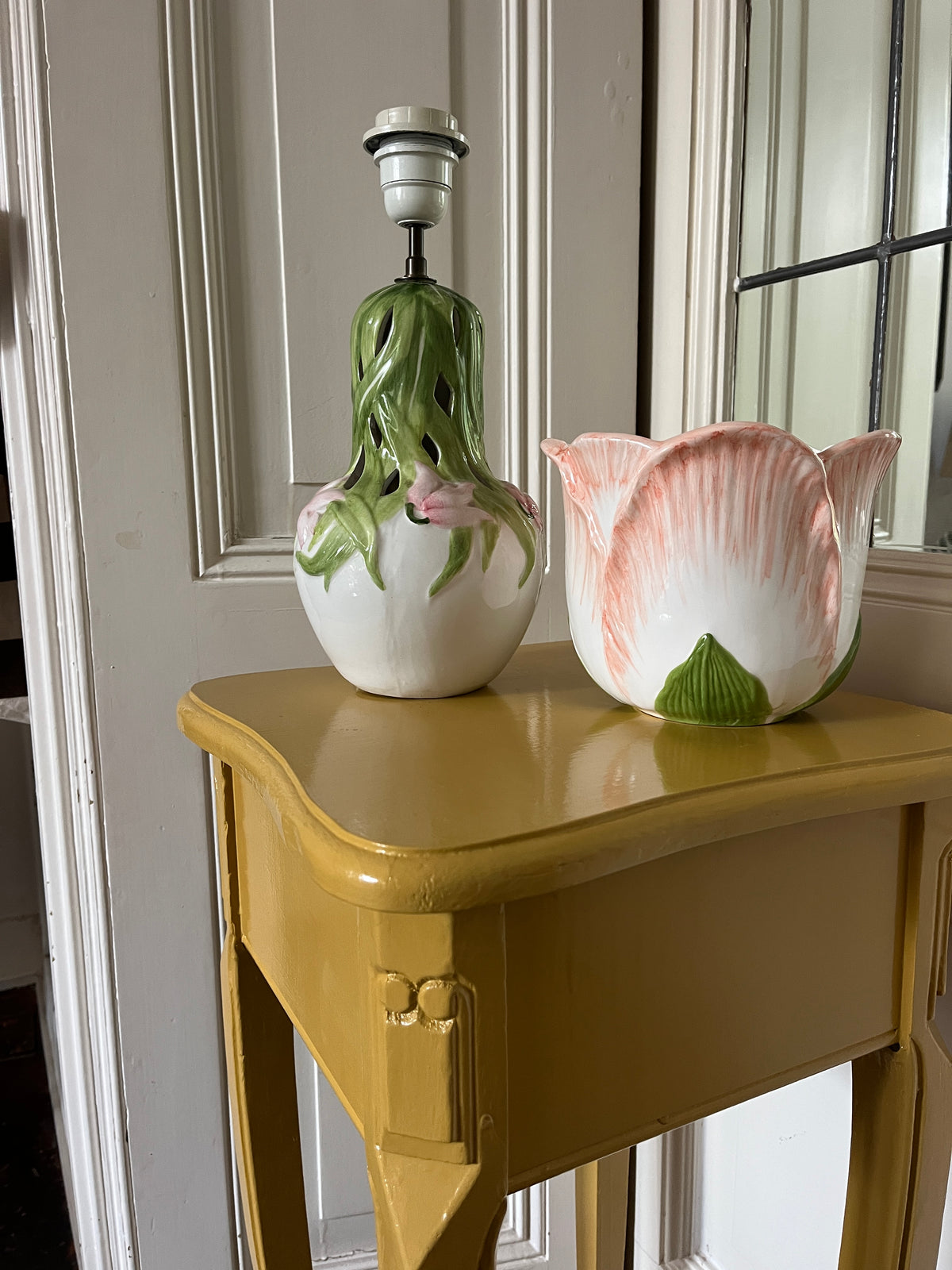 Vintage Italiaanse Barbotine tafellamp – Majolica keramiek met bloemen