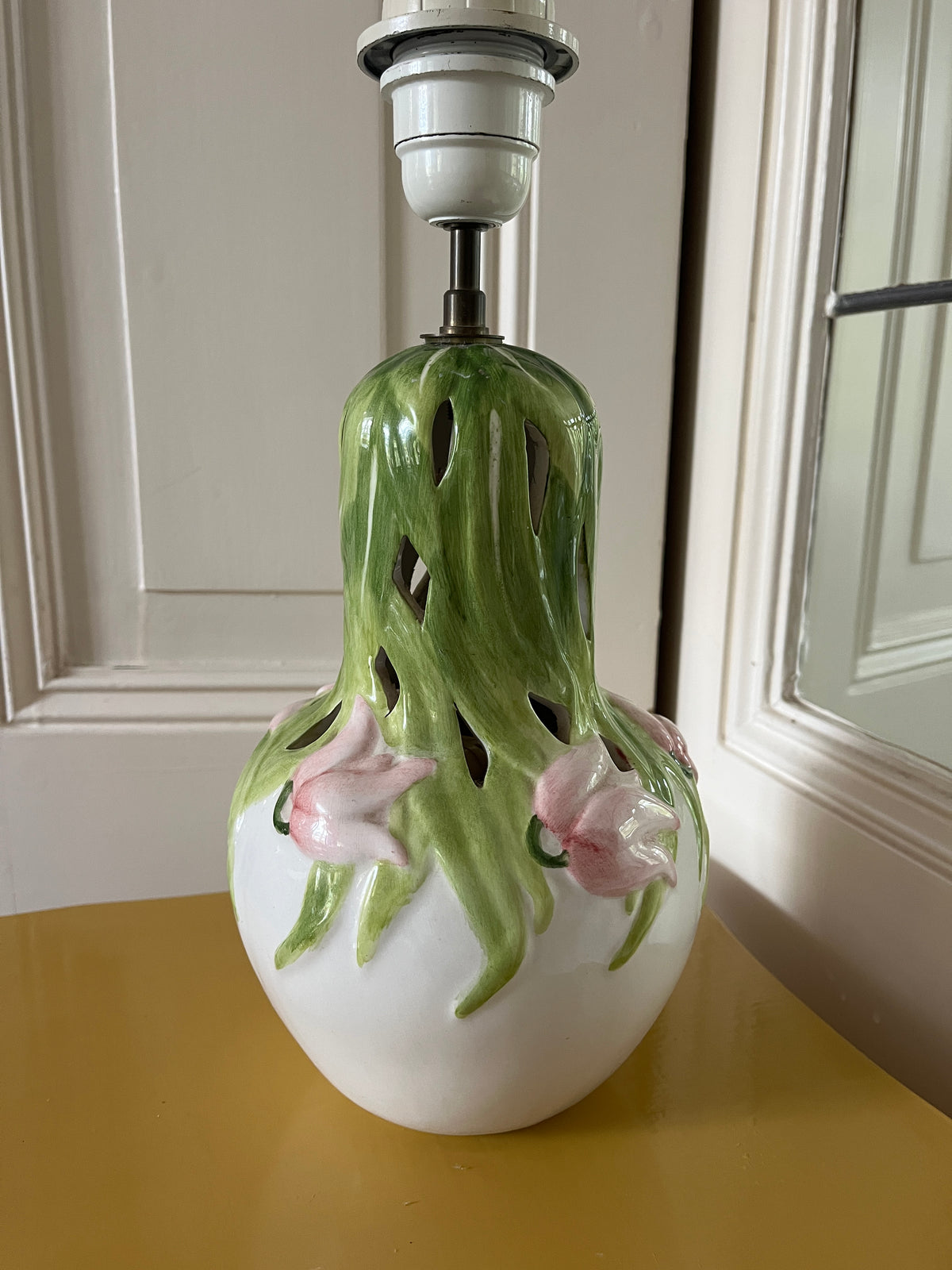 Vintage Italiaanse Barbotine tafellamp – Majolica keramiek met bloemen