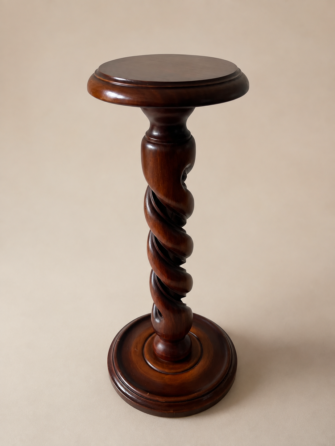 Sfeervolle houten zuil / plantentafel met klassieke twist