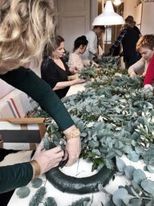 SOLD OUT Feestelijke winter workshop, kerstkrans & geurkaars maken.