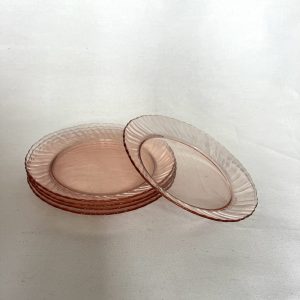 roze glazen bordjes